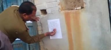 इचाक: प्राथमिक अभियुक्त मुकेश कुमार के कुटुमसिकरी स्थित आवास पर न्यायालय से निर्गत इश्तेहार को पुलिस ने चिपकाया