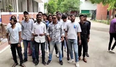 વડોદરા: MSUમાં ડીન ઉપસ્થિત ન હોવાથી વિવિધ માગ સાથે પહોંચેલા ASU ગ્રુપના વિદ્યાર્થીઓ દ્વારા ઓફિસ બહાર આવેદનપત્ર ચોંટાડવામાં આવ્યું