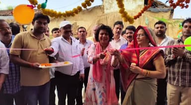 पैलानी: जसपुरा ब्लॉक में डीएम ने कूड़ा घर का ब्लॉक प्रमुख के साथ फीता काटकर किया शुभारंभ