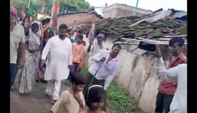 गंज बासौदा :— ग्राम पंचायत हरना खेड़ी की अनगिनत समस्याओं को लेकर ग्राम में रैली निकाली और धरना प्रदर्शन कर समस्याओं के निराकरण की मांग की गई — सुभाष बोहत एडवोकेट