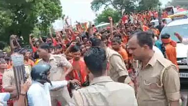 वाराणसी के रोहनिया के केशरी पुर में बाइक से टक्कर लगने पर व्यक्ति को आई चोट कांवरियों ने किया हंगामा