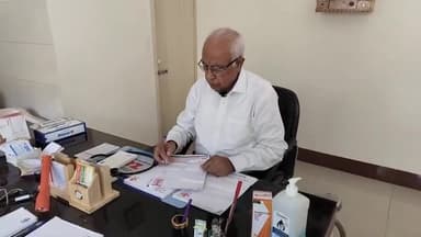 गोरखपुर: जिले के निजी चिकित्सकों को दवे के पर्चे पर स्पष्ट और जेनेरिक दवाएं ही लिखनी होंगी, न करने वालों पर NMC करेगा कार्यवाही