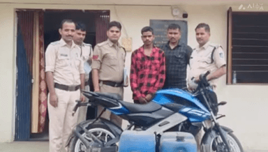 सिंगरौली: खुटार पुलिस ने शराब की तस्करी में लिफ्ट एक युवक को परसौना मुख्य मार्ग से किया गिरफ्तार एक आरोपी फरार, 70 लीटर अवैध शराब एवं एक बाइक जप्त