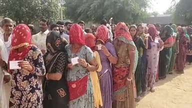 सरदारशहर: आसपालसर गांव में सरपंच पद के लिए उपचुनाव में चार बूथों पर 2 प्रत्याशियों के लिए लगी मतदाताओं की लंबी कतार