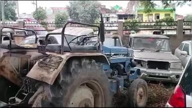 भिंड नगर: परेड चौराहा पर रेत का अवैध परिवहन करते ट्रैक्टर ट्रॉली को पुलिस ने पकड़ा