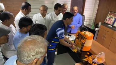 बीना: सर्वोदय चौराहा स्थित कार्यालय में कांग्रेस ने मनाई पूर्व प्रधानमंत्री की जन्म जयंती, कई कांग्रेसी कार्यकर्ता रहे मौजूद