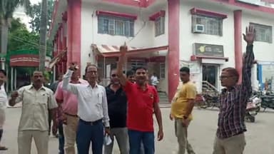 गोरखपुर: गोलघर स्थित प्रधान डाकघर के कर्मचारियों ने पुरानी पेंसन योजना को बहाल करने को लेकर किया प्रदर्शन