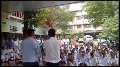 अजमेर: नर्सिंग कर्मियों का धरना प्रदर्शन जारी जेएलएन अस्पताल के बाहर 2 घंटे कार्य बहिष्कार कर किया धरना प्रदर्शन