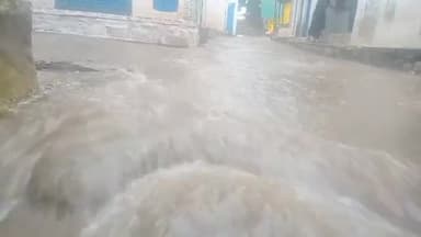 शिवपुरी: सिरसौद सहित ग्रामीण क्षेत्रों में हुई झमाझम बारिश गलियां व नाले उफ़ान पर आए