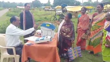 दरभा: छिंदावाड़ा बाजार स्थल में डमी मतदान करवा कर मतदाताओं को समझ विकसित की गई।