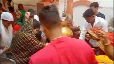 देेेवरिया: नाग पंचमी और सावन के  सातवें सोमवार पर देवरिया में शिव मंदिरों में उमड़ी भीड़ ,श्रद्धालुओं ने नाग देवत को पिलाया दूध