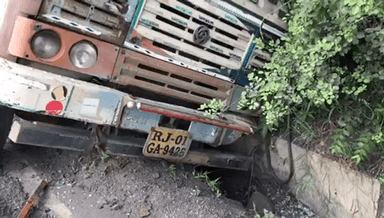 चितरंगी: मुड़वानी डैम पर दूसरे वाहन को बचाने के चक्कर में एक ट्रेलर वाहन अनियंत्रित होकर पलटा, बाल बाल बचा चालक