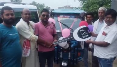 राजगीर: पूर्व वार्ड पार्षद एवं जदयू नेता श्याम किशोर भारती ने हसनपुर गांव के पास चालकों के बीच ई-रिक्शा का किया वितरण