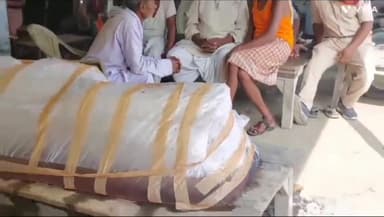 गोपालगंज: पुलिसिया कार्रवाई से असंतुष्ट परिजनों ने नहीं कराया दाह संस्कार,मजिरवा कला में छात्र की हुई थी हत्या,पुलिस छापेमारी जारी