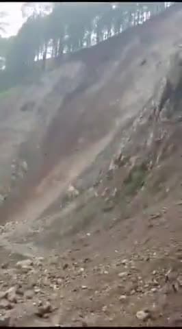 देवाल: देवाल खेता लोहाजंग वाण मोटर मार्ग 8 दिन से अवरुद्ध 13 गांवो का संपर्क ब्लॉक मुख्यालय से कटा