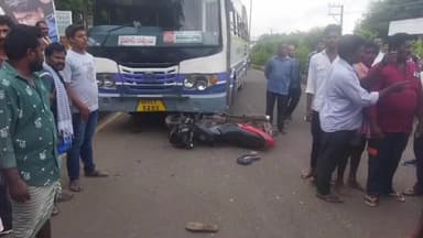 తాడేపల్లిగూడెం: పట్టణంలోని యాగర్లపల్లి ఫ్లైఓవర్ సమీపంలో ద్విచక్ర వాహనాన్ని ఢీకొట్టిన ఆర్టీసీ బస్సు, వ్యక్తికి గాయాలు