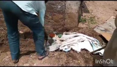 टीकमगढ़: टीकमगढ़ शहर के कुच बंदयाना मोहल्ले में पुलिस ने 200 किलोग्राम कच्चा महुआ लहान एवं 30 लीटर कच्ची महुआ शराब की जप्त