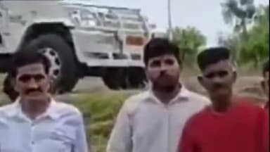 पाली: पाली में हाईवे पर ट्रेलर पलटा दबने से पशुओं की #मौत हादसे के 12 घंटे बाद भी ट्रेलर नहीं हटाने पर #गौरक्षकों जताई नाराजगी