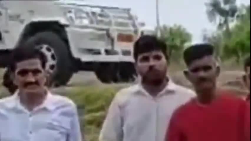 पाली: पाली में हाईवे पर ट्रेलर पलटा दबने से पशुओं की #मौत हादसे के 12 घंटे बाद भी ट्रेलर नहीं हटाने पर #गौरक्षकों जताई नाराजगी