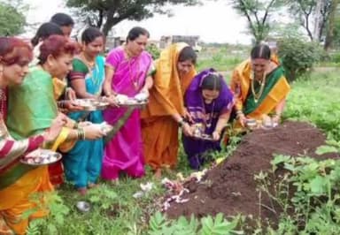 ಮುಂಡರಗಿ: ಪಟ್ಟಣದಲ್ಲಿ ನಾಗದೇವರಿಗೆ ಹಾಲೆರೆದು ಪೂಜೆ ಸಲ್ಲಿಕೆ
