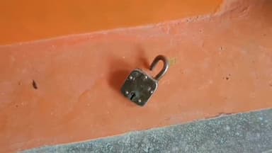 खजौली: ठाहर गांव में सुनसान 8 घर के  ताला तोर अज्ञात चोरों ने चोरी कर घटना का दिया अंजाम