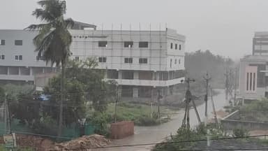 తాడేపల్లిగూడెం: పట్టణంలో కురుస్తున్న భారీ వర్షం, ఇబ్బందులు పడుతున్న ప్రజలు