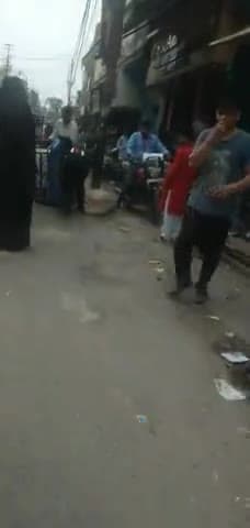 जली कोठी रोड पर पलटा ई रिक्शा बाल बाल बच्चे लोग नगर निगम द्वारा गड्ढे नहीं भरवाए गए #nagarnigammrt @dmmeerut