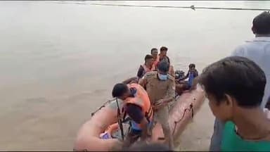 मुरादाबाद: कटघर थाना क्षेत्र के राम गंगा में डूबे 3 बच्चे मे से मिली 2 बच्चो को बॉडी तीसरो को ढूंढने मे लगे