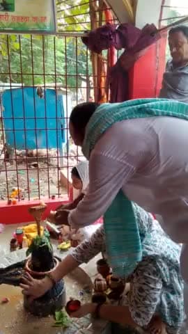 हरी ओम नमः शिवाय
पवित्र सावन माह के सातवे सोमवारी को बाबा भोलेनाथ जी का पूजा अर्चना कर सुख- शांति - प्रगति- सदभावना- भाईचारा - लक्ष्य प्राप्ति, गांव, गरीब, किसान के विकास  हेतु प्रार्थना किया।
भाई दिनेश