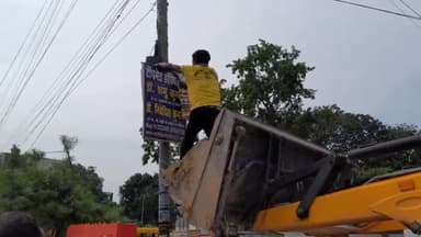 बेगूसराय: हर हर महादेव चौक से पटेल चौक तक नगर निगम ने हटाए अवैध बैनर व पोस्टर