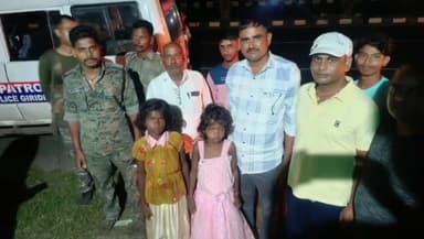 बगोदर: बगोदर के गैंडा भटक कर पहुंची दो विरोहर बच्चियो को परिजनो से मिलाया