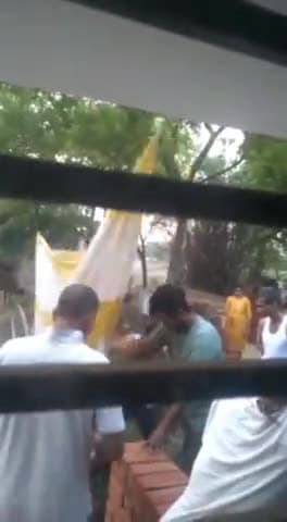 गोलू ,अजय,मोनू,और रामू ने धरवारा, जहानगंज घर पर आकर तोड़ फोड़ और गुंडई किया गया।इस पर पुलिस का अभी तक कार्यवाही नहीं हुआ