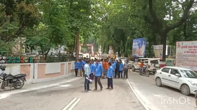 बहराइच: जिला अस्पताल में तैनात सफाई कर्मियों ने जिलाधिकारी कार्यालय पर पहुंचकर सौपा प्रार्थना पत्र