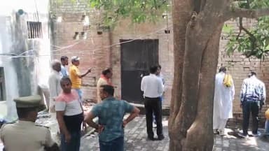 भदोही: भदोही के रामलीलामैदान की जमीनको अतिक्रमण से मुक्त करने के लिएकी जा रही पैमाइशराजस्व कर्मी पैमाइश में लगे