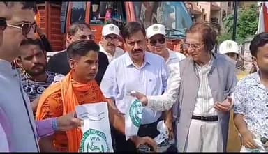 बरेली: सर्किट हाउस चौराहे पर आईजी डॉ. राकेश सिंह व मशहूर शायर वसीम बरेलवी ने कांवड़ियों का फल देकर किया स्वागत