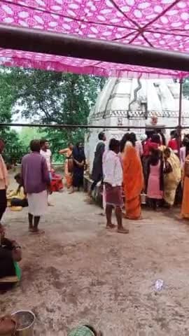 पातालेश्वर प्राचीन स्वयंभू शंकर भगवान मंदिर देवरघटा धाम में पूजा अर्चना करते आध्यात्मिक चिंतक बलराम सिंह
#महाकाल
आशुतोष