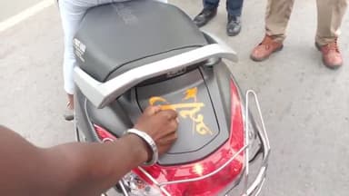 गोरखपुर: गाड़ी पर जातिसूचक नाम लिखकर चलने वालों के खिलाफ एसपी ट्रैफिक ने यातायात तिराहे पर चलाया विशेष अभियान