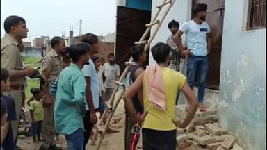 धनौरा: गजरौला के मछली मंडी मोहल्ले में चोरी की सूचना पर पहुंची पुलिस खिड़की तोड़कर घुसे अंदर जांच शुरू