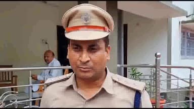 गोपालगंज: गोपालगंज में लालू यादव का छाता लगाकर चलने का हथुआ SDPO का वीडियो वायरल SDPO ने दिया सफाई