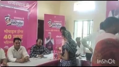 सरमथुरा: तहसील परिसर स्थित इंदिरा गांधी स्मार्ट फ़ोन योजना में स्मार्ट फ़ोन लेने के लिए जुट रही है भीड़, फ़ोन पाकर खिले चेहरे