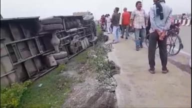 करगहर: पटना से बनारस जा रही बस नौवां के पास अनियंत्रित होकर सड़क किनारे चाट में पलटी आधा दर्जन लोग हुए घायल, दो रेफर