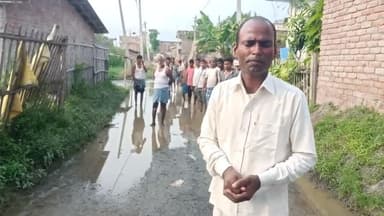 सड़क पर गड्ढा हो जाने के कारण वर्षा पानी भर गया है। जिससे आवागमन में काफी परेशानियों का सामना करना पड़ रहा है । रायपुर वार्ड नंबर 09 पश्चिम टोला