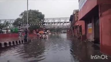 आगरा: यमुना किनारे स्थित स्ट्रैची पुल के नीचे हुआ भीषण जलभराव,रोडवेज़ बस आधी डूबी,कई पर्यटक जाम में फंसे