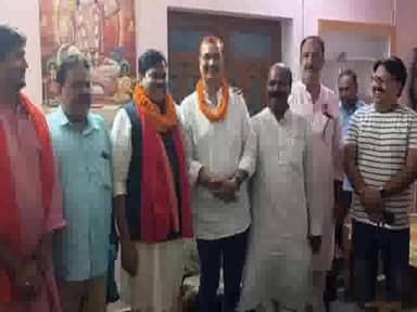 दरौंधा: दरौंदा बीजेपी विधायक ब्यास सिंह ने मिथिलेश तिवारी को बीजेपी का प्रदेश महामंत्री बनने पर किया स्वागत