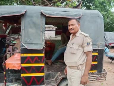 बरौली: माधोपुर बाजार से पुलिस  ने दो लोगो को किया ग्ग्रिफ्तार थाने लाकर पुलिस कर रही हैं  पूछताछ