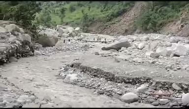 थराली: प्रणमति नदी पर लकड़ी के पुल के सहारे जान जोखिम में डालकर चल रहे हैं स्कूली छात्र व ग्रामीण