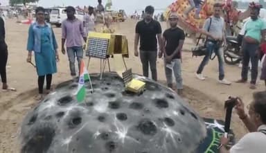 प्रयागराज: चंद्रयान-3 की सफलतापूर्वक लैंडिंग के लिए संगम वीआईपी घाट पर सैंड आर्ट बनाकर देशवासियों को किया गया समर्पित