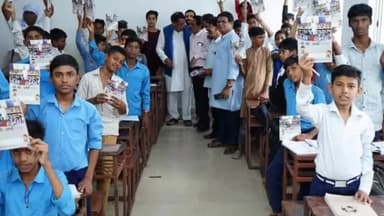 हुज़ूर: कांग्रेस विधायक पीसी शर्मा ने शासकीय माध्यमिक शाला चंद्रशेखर आजाद का निरीक्षण कर बच्चों को नोटबुक की भेंट, दिए निर्देश