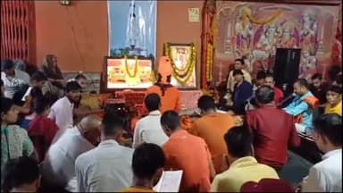 प्रयागराज: चंद्रयान-3 की सफलतापूर्वक लैंडिंग के लिए संगम किनारे लेटे हनुमान मंदिर में आयोजित किया गया सुंदरकांड का पाठ