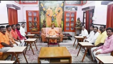 गोरखपुर: गोरखपुर नगर निगम कार्यकारिणी के सदस्यों ने आज मुख्यमंत्री योगी आदित्यनाथ से गोरखनाथ मंदिर में की मुलाकात